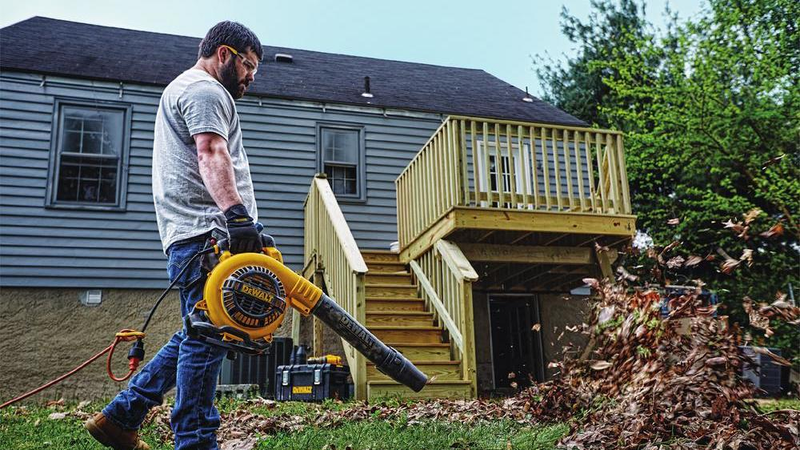 Rebajas de DEWALT para el jardín | Home DepotFoto: Home Depot